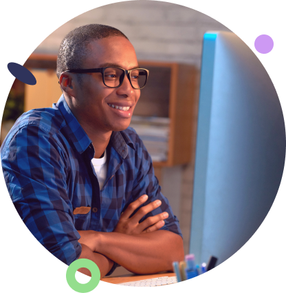 Dedicação e cuidado que os nossos Tagers merecem Imagem de um homem olhando para o computador