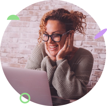 Mais liberdade, flexibilidade e conhecimento Imagem de uma mulher olhando para o laptop